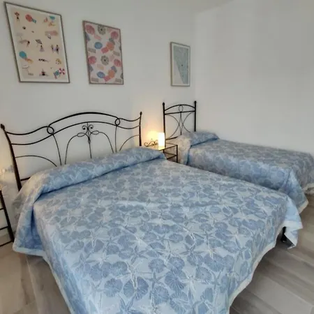 Lovely Flat Just A Short Walk To The Appartamento